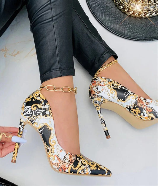 IVORY/BLACK PUMP SHOES