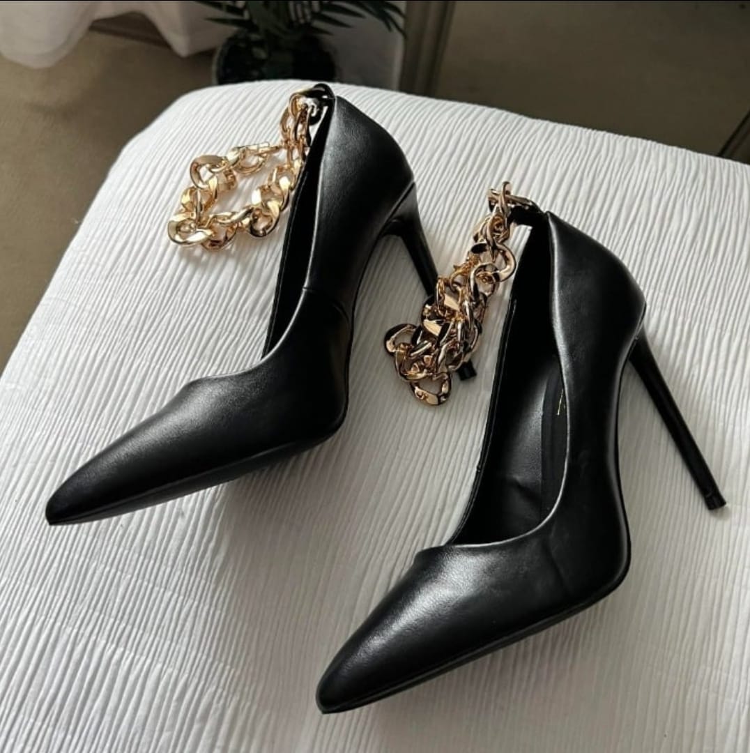 BLACK POINTY CLOSED TOE CHAIN STRAP HEELS